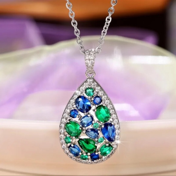 🎁 Blue & Green Crystal Teardrop Necklace - Picture 5 of 10